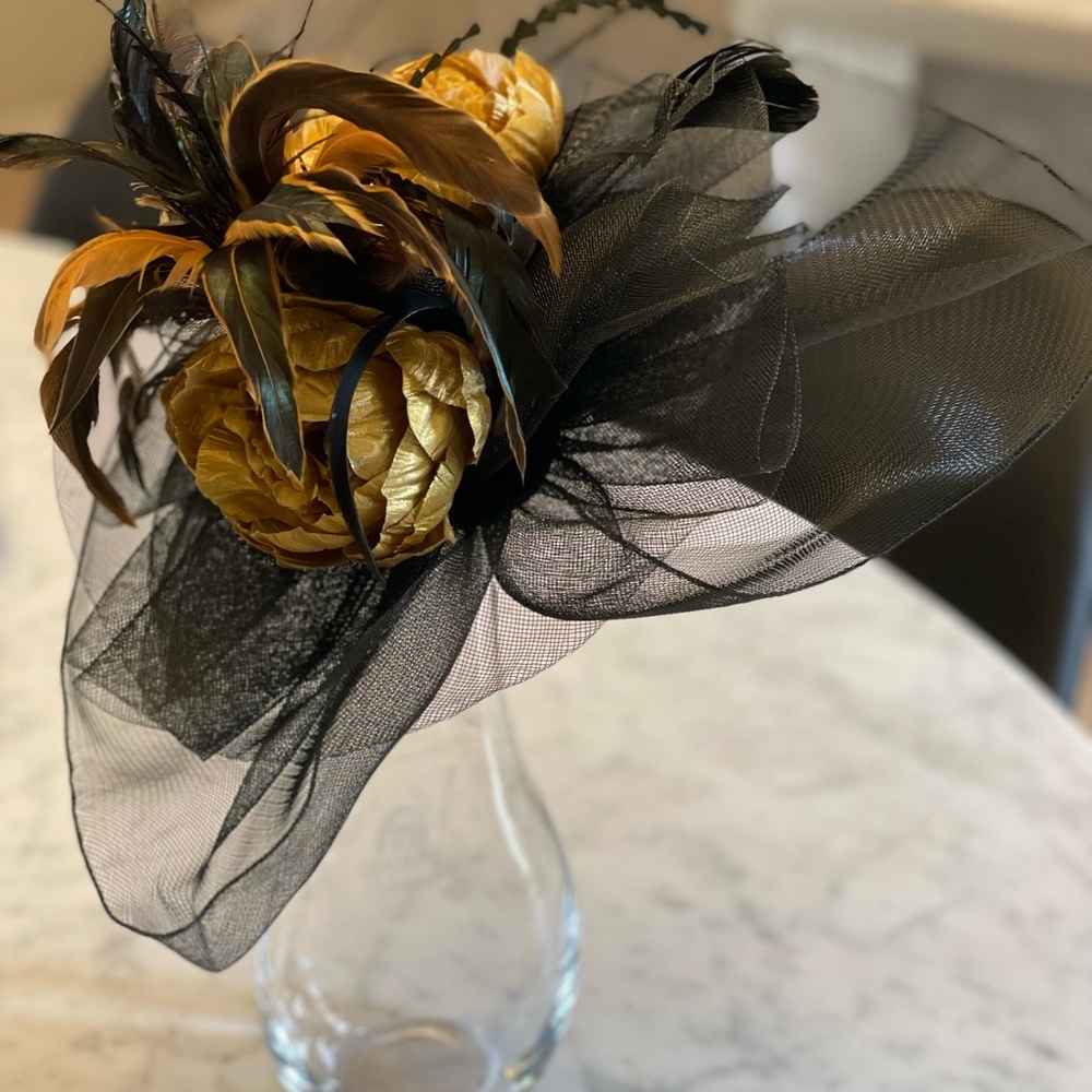 Fascinator Gold & Black
